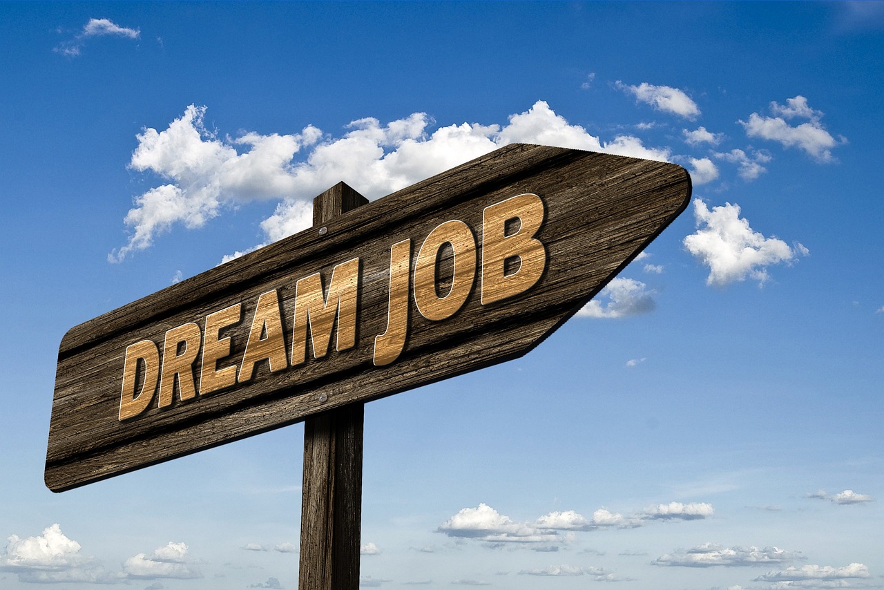 A sign with the words &quot;dream job&quot; on it